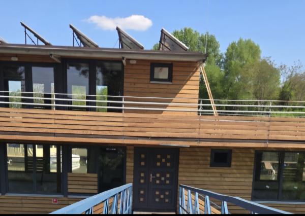 Luxusný drevený houseboat 425 m² – Vlčie hrdlo, Bratislava